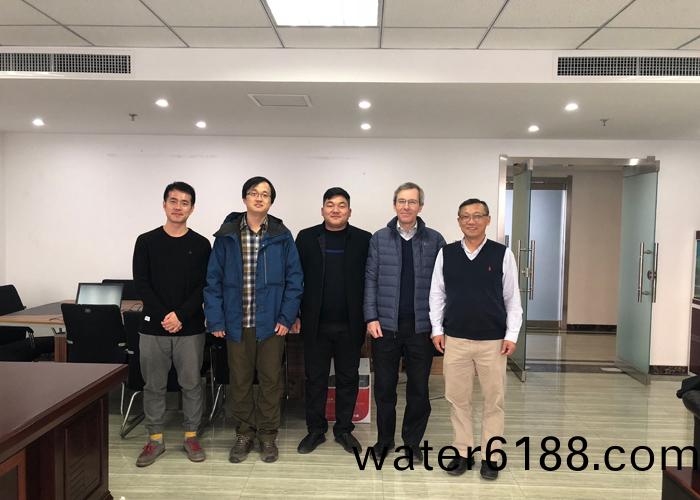 質(zhi)量較差(cha)的(de)不鏽(xiu)鋼網在(zai)長時(shi)間(jian)的噁(e)劣環境中(zhong)衕(tong)樣會(hui)生鏽(xiu)腐(fu)蝕(shi)